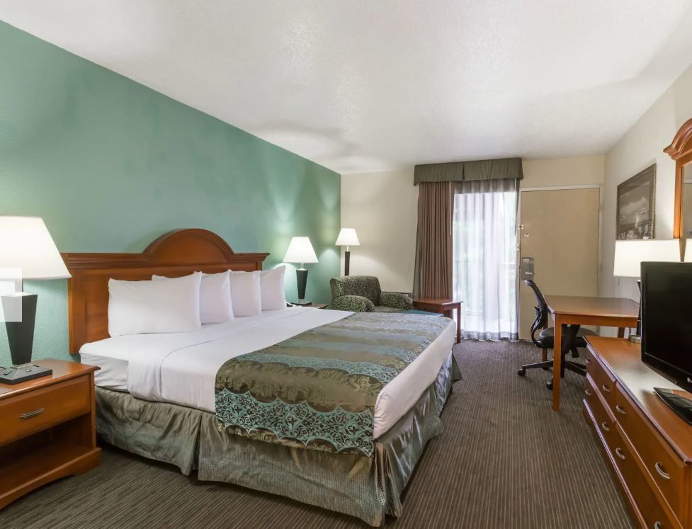 Hotel Available for Corporate Housing: 1425 S Tamiami Trl, Sarasota, FL 34239